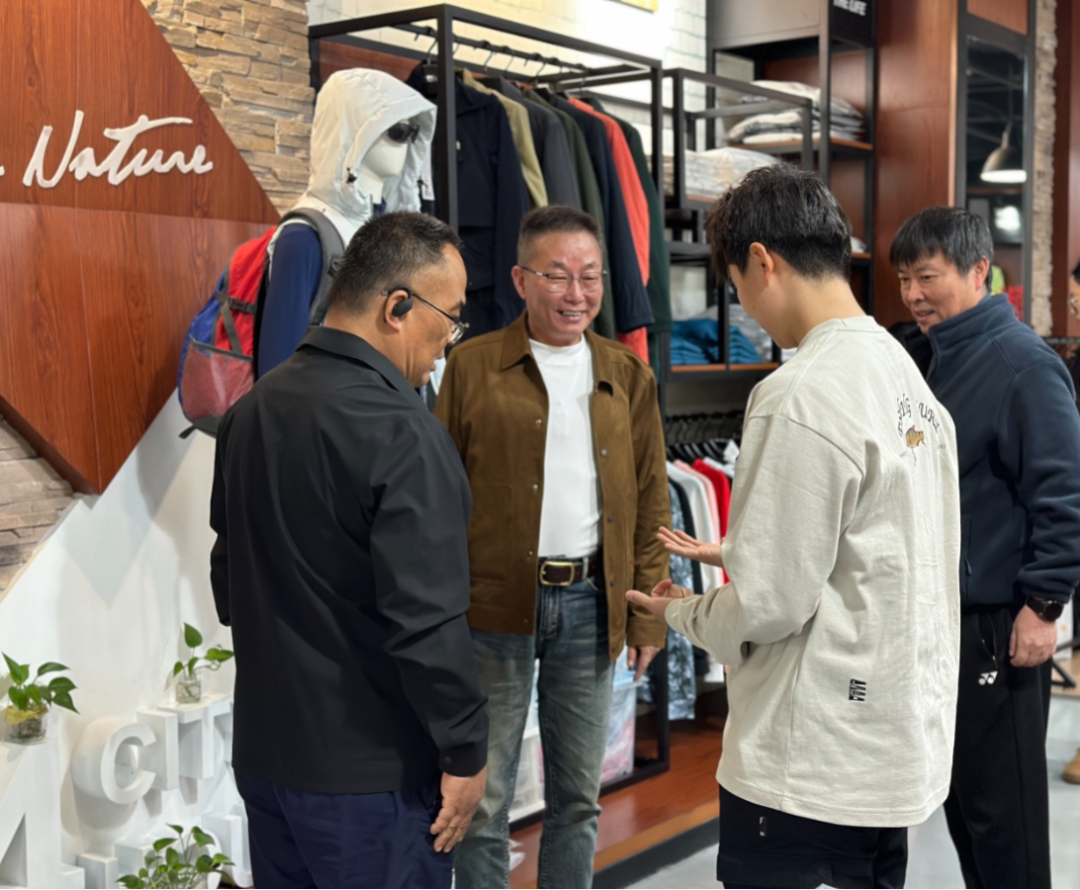 奥运英雄何冰娇参观迈橙